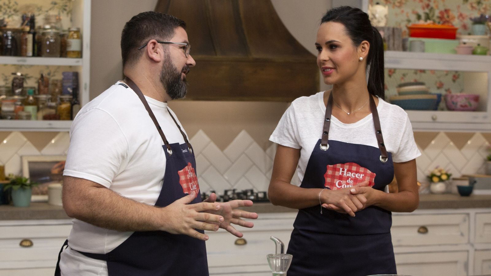 Hacer de comer - Gambas al ajillo, salpicón, patatas bravas y chorizos al infierno - ver ahora