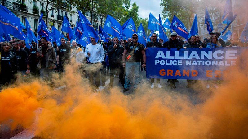 Miles de policías protestan en Francia contra las malas condiciones de trabajo y la oleada de suicidios