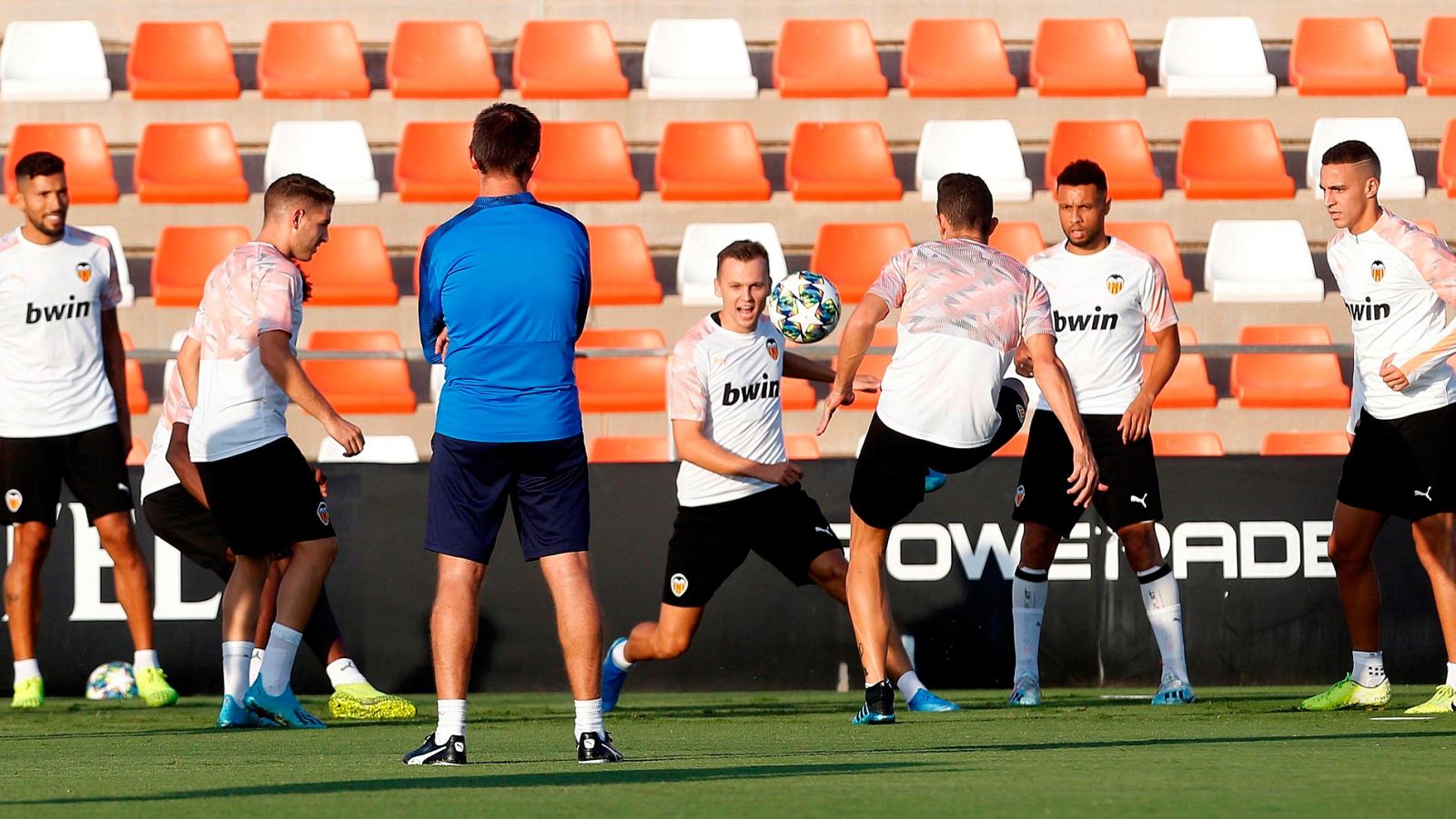 El Valencia recibe al Ajax en busca de su segunda victoria