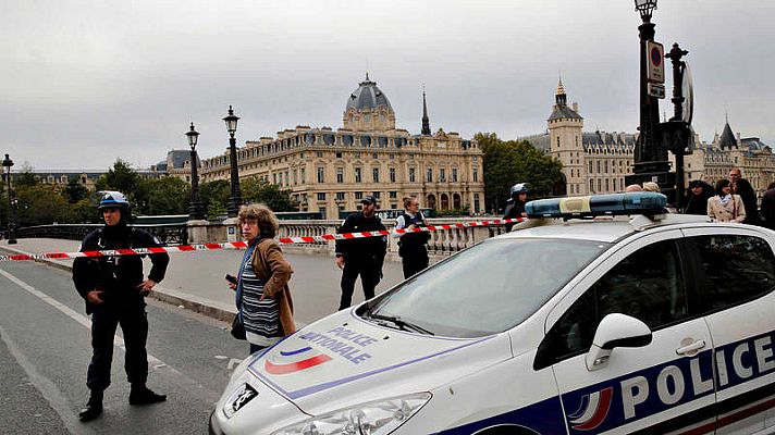 Telediario 1 - Un funcionario mata a puñaladas a cuatro agentes de policía en París