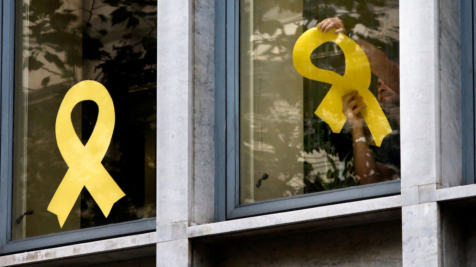 Cataluña | Comienzan a retirar lazos amarillos de edificios públicos de Cataluña poco antes de que termine el plazo
