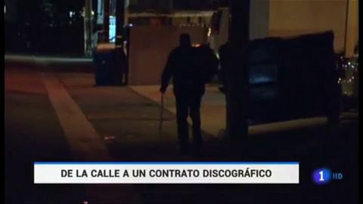 Telediario 1 - Una vagabunda consigue un contrato musical después de que la grabasen cantando en el metro