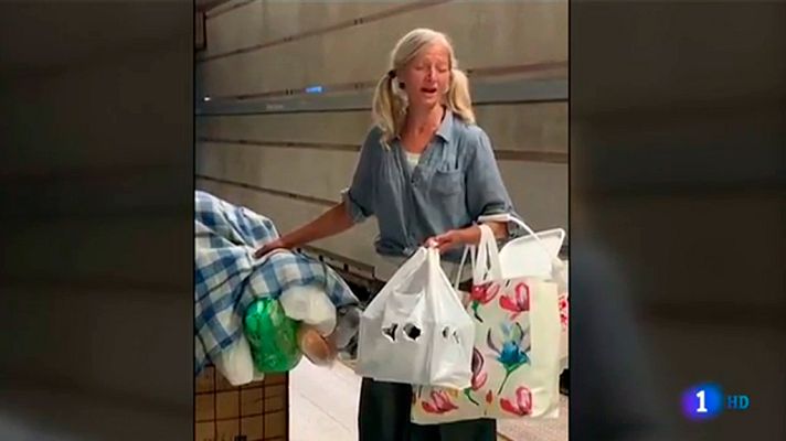 Telediario 1 - Una vagabunda consigue un contrato musical después de que la grabasen cantando en el metro