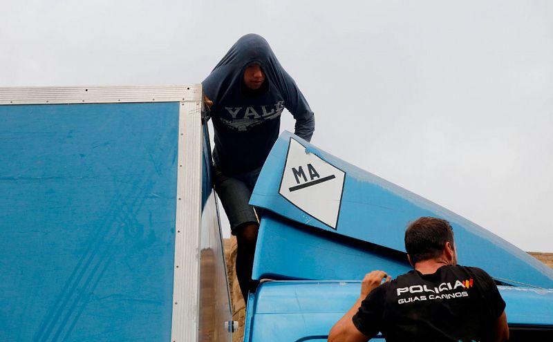 Cientos de jóvenes arriesgan su vida para cruzar la frontera de Melilla escondidos en vehículos pesados