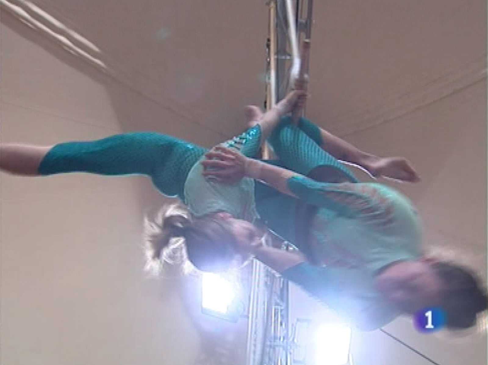              El Circo del Sol ya está en Gijón. Aquí permanecerá desde mañana y hasta el próximo 16 de Agosto. El espectáculo titulado "Varekai", según los responsables de este atípico y prestigioso circo, nos trae una propuesta aún más innovadora que los montajes anteriores. Más de un centenar de empresarios asturianos del transporte han abandonado la actividad en los últimos meses debido a la imposibilidad de mantener sus negocios, según la patronal ASETRA.  El cierre del horno de Arcelor y el freno a la obra pública son la puntilla para el sector.