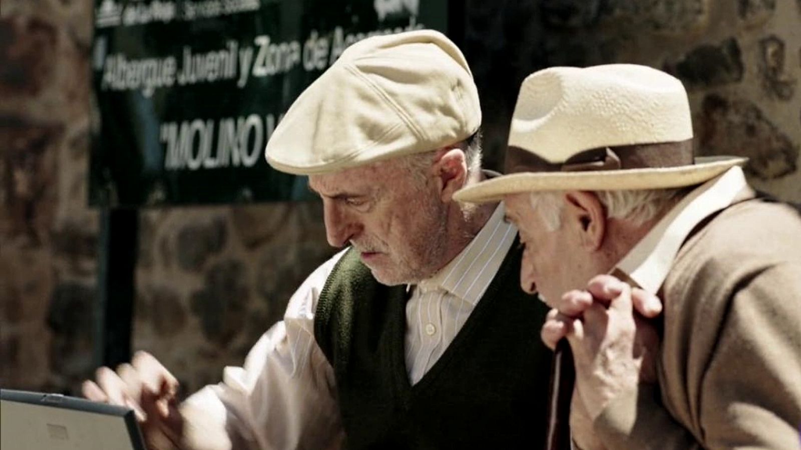 Olmos y Robles - Capítulo 2: En barrica no siempre se envejece mejor - RTVE.es