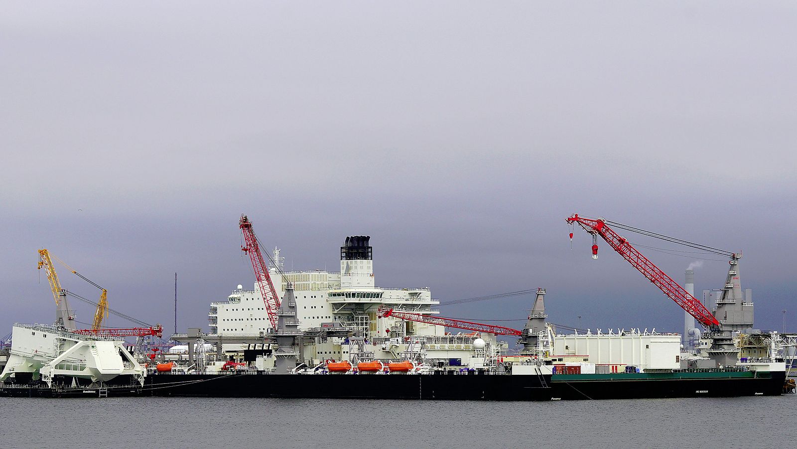 Telediario 1: El 'Pioneering Spirit', el mayor buque del mundo, atraca en Tenerife para ser reparado | RTVE Play