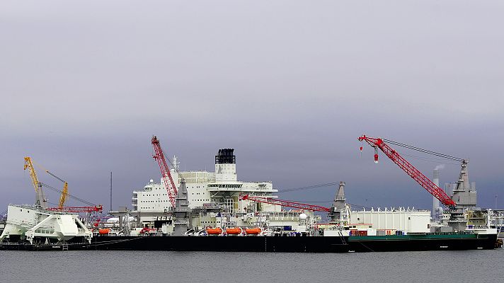 El 'Pioneering Spirit', el mayor buque del mundo, atraca en Tenerife para ser reparado