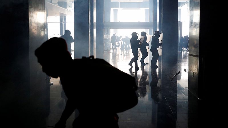 Los manifestantes indígenas asaltan el Parlamento de Ecuador antes de ser expulsados por la Policía