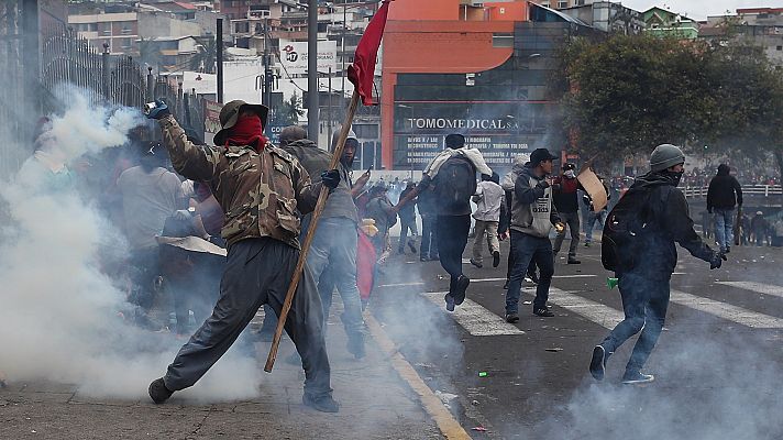 Telediario 1 - Toque de queda en Ecuador después de que manifestantes indígenas asaltaran el Parlamento
