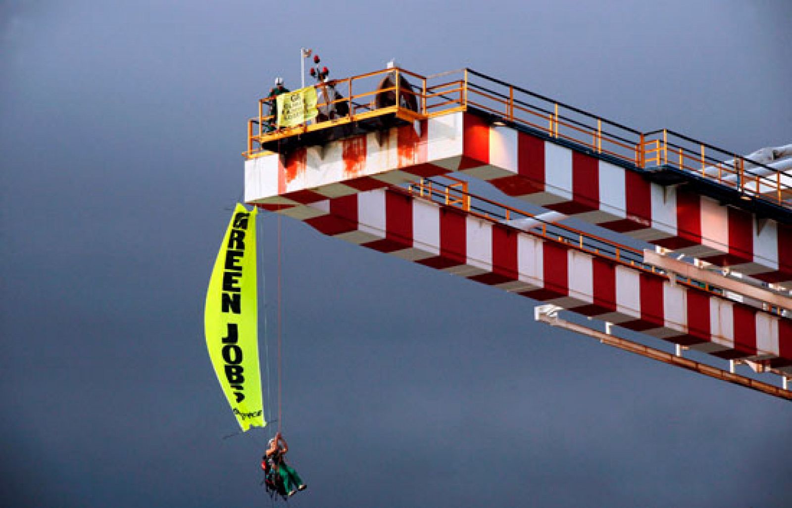 Greenpeace ocupa cuatro centrales eléctricas en Italia para llamar la atención sobre el cambio climático - Ciencia y tecnología en Rtve.es | Ver