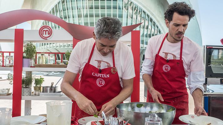 MasterChef Celebrity - Boris Izaguirre le coloca el delantal negro a Juan