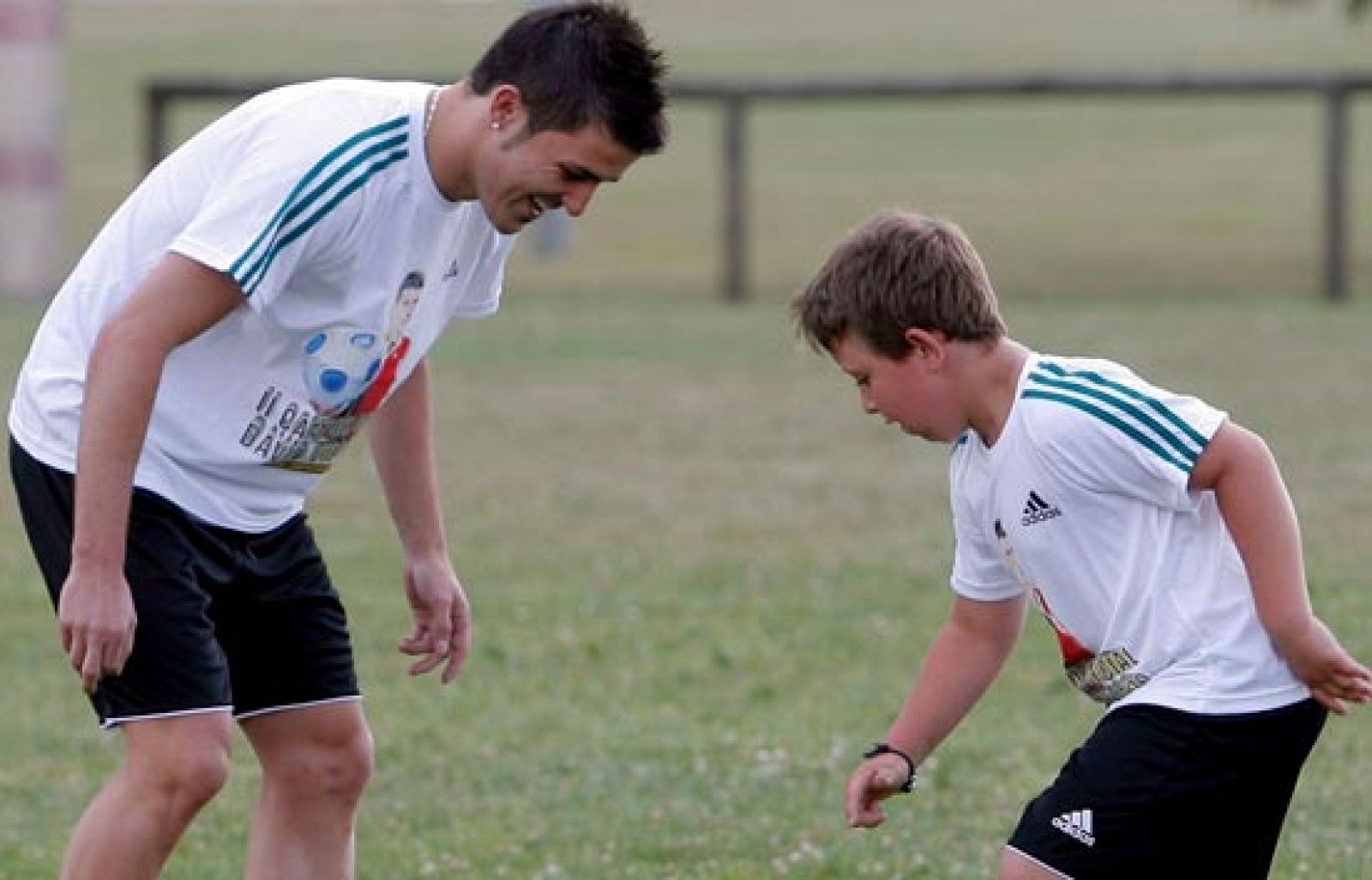 El delantero valencianista David Villa ha acompañado a los 'guajes', alumnos del campus que lleva su nombre, en Asturias, pero ha declinado contestar a las preguntas sobre su futuro. 