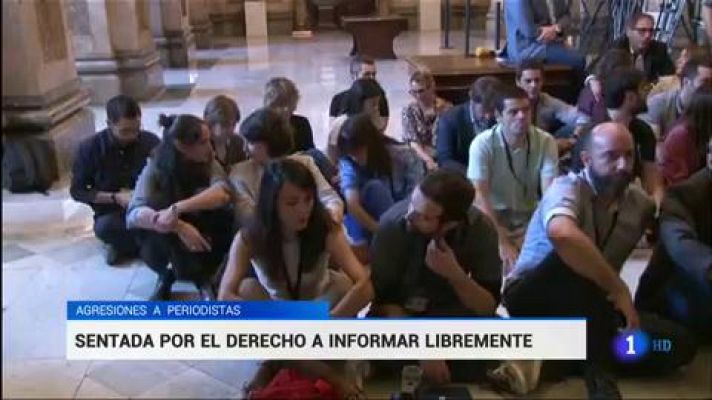 Telediario 1 - Periodistas protestan en el Parlament contra agresiones al colectivo