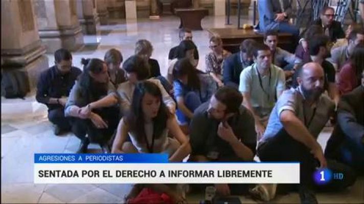 Periodistas protestan en el Parlament contra agresiones al colectivo   