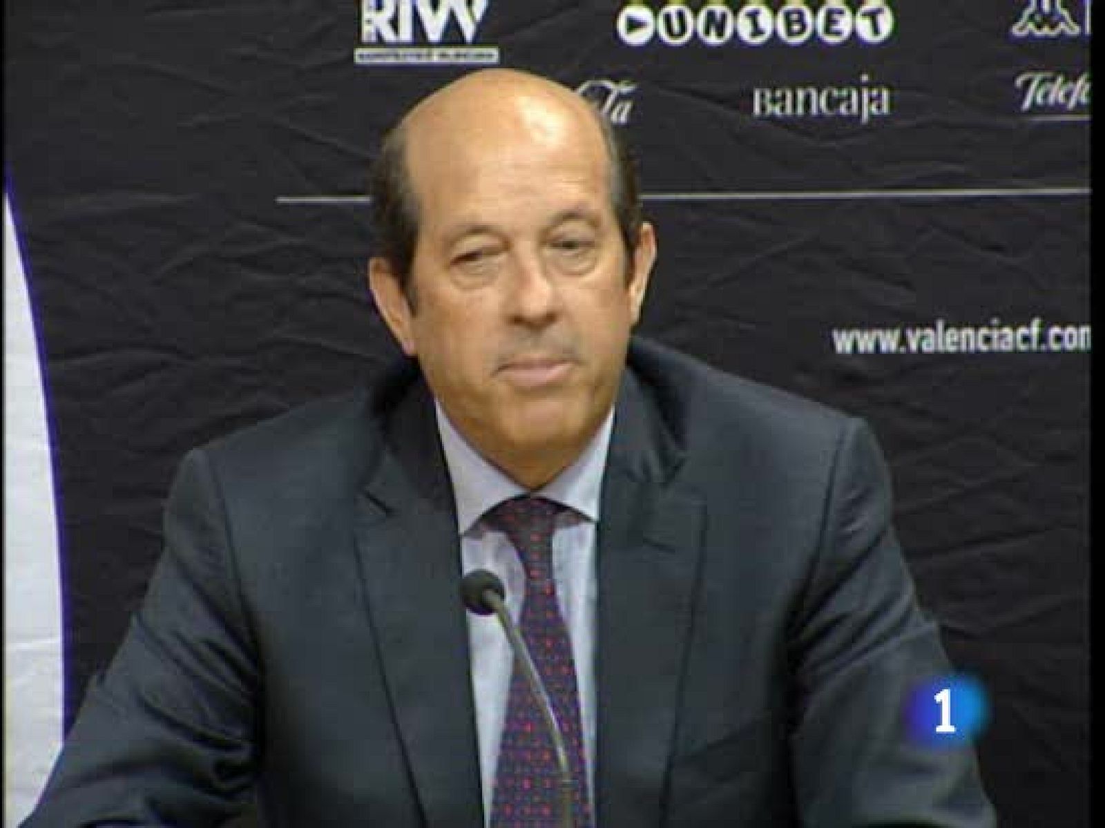 El actual presidente del Valencia duda del verdadero crédito del ex mandatario Vicente Soriano. Mientras, el Sevilla presenta a Zokora y el Athletic su nueva camiseta. 