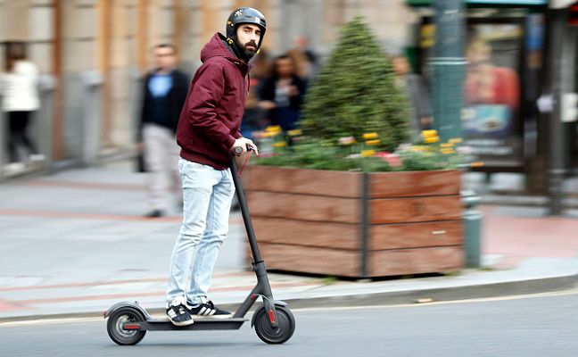 La DGT, a favor del uso de casco y chaleco en los patinetes eléctricos