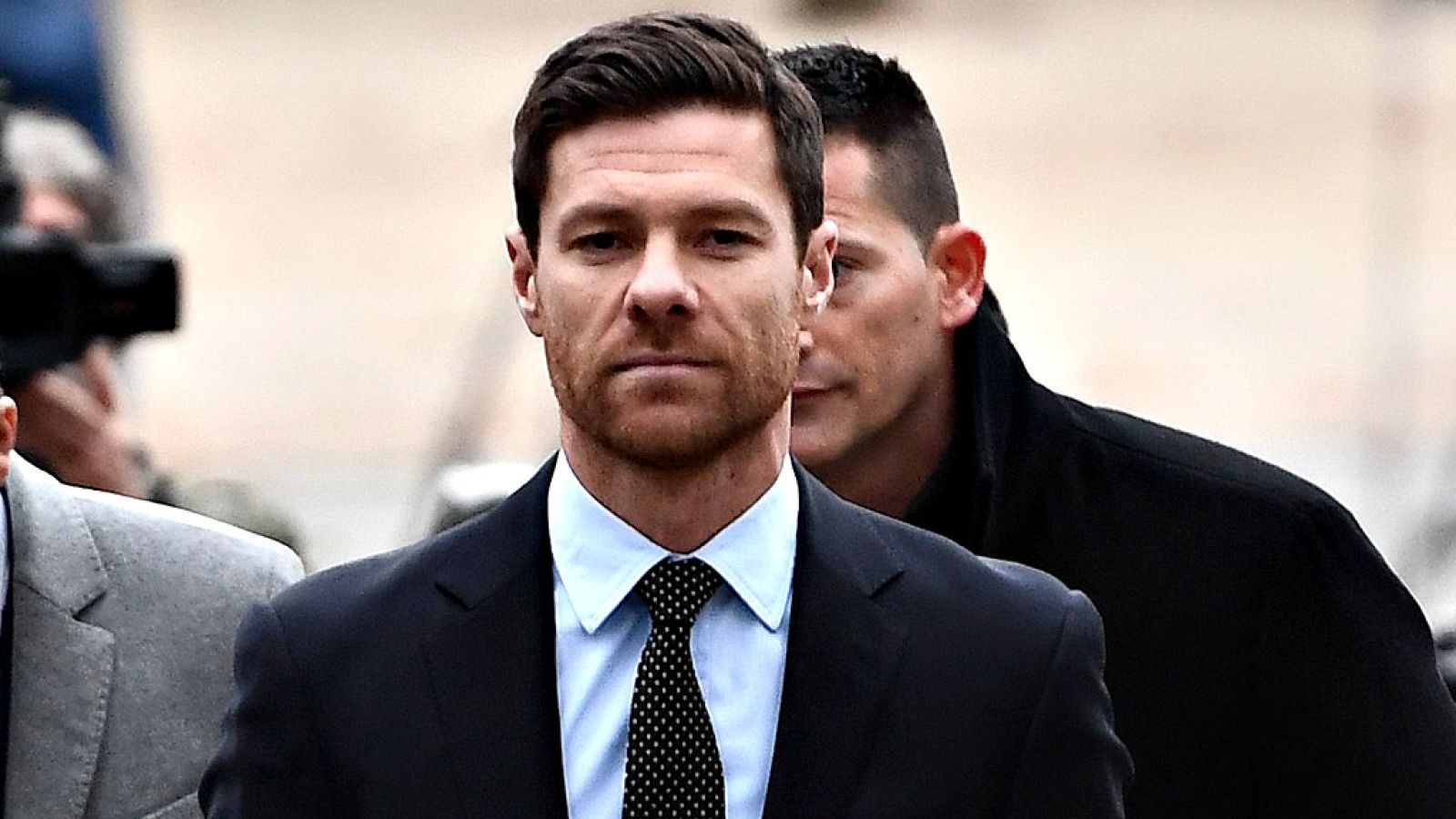 El fiscal ha rebajado a dos años y medio de prisión la petición de cárcel para el exfutbolista Xabi Alonso por defraudar supuestamente a Hacienda dos millones de euros durante los ejercicios de 2010, 2011 y 2012, años en los que era jugador del Real 