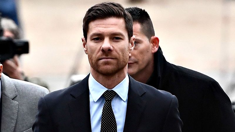 El fiscal ha rebajado a dos años y medio de prisión la petición de cárcel para el exfutbolista Xabi Alonso por defraudar supuestamente a Hacienda dos millones de euros durante los ejercicios de 2010, 2011 y 2012, años en los que era jugador del Real 