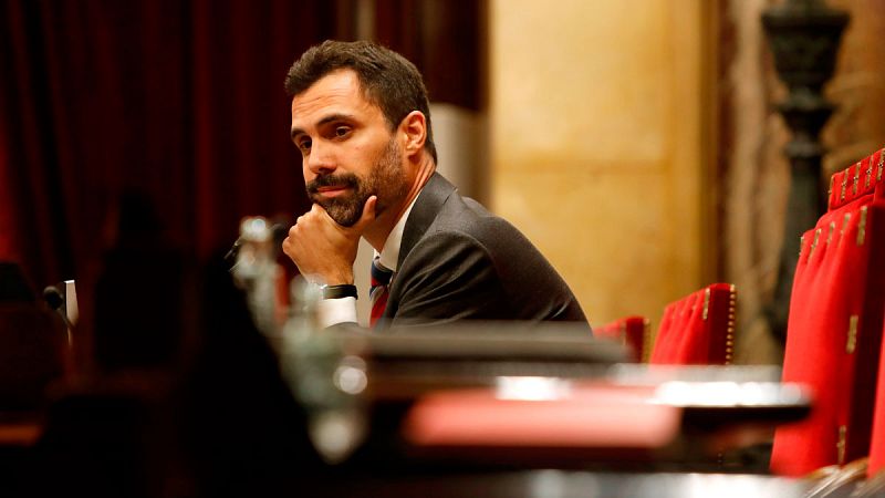 El Tribunal Constitucional advierte al Presidente del Parlament, Roger Torrent y a los miembros de la Mesa de la Cámara catalana de las consecuencias penales de desobedecer sus resoluciones... Es lo que le solicitó el Gobierno el pasado viernes tras 