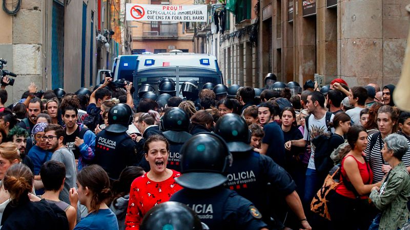 En el barrio del Raval, en Barcelona, se ha producido este jueves un desahucio muy tenso. Los Mossos d'Esquadra se han enfrentado a un grupo de personas que intentaba paralizarlo. En el piso vivía una mujer con sus dos hijos, de uno y seis años.