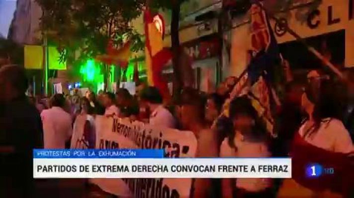 Decenas de personas se manifestan frente a la sede del PSOE para protestar contra la exhumación de Franco