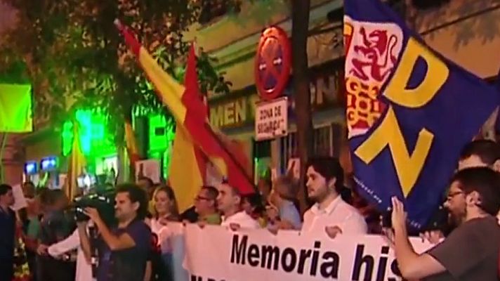 Telediario 1 - Decenas de personas se manifestan frente a la sede del PSOE para protestar contra la exhumación de Franco