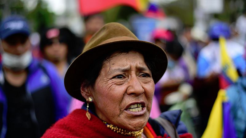 En Ecuador, continúan los enfrentamientos entre manifestantes y fuerzas de seguridad, y sigue aumentado el número de muertos y heridos. El jueves se ofició un funeral multitudinario por uno de los dirigentes del movimiento indígena, que falleció dura