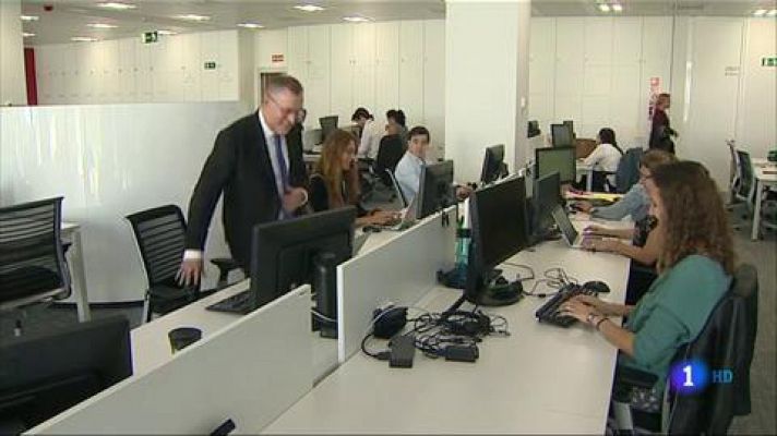 Telediario 1 - Seis de cada diez homosexuales prefieren no desvelar su orientación sexual en el trabajo por miedo al rechazo