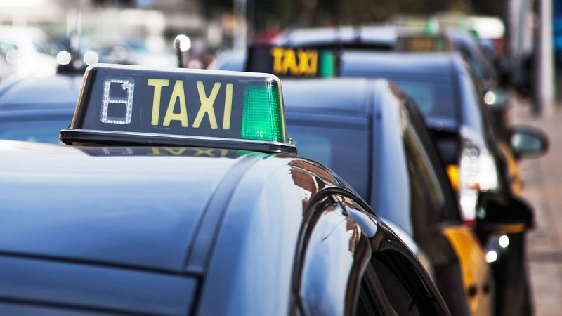 Personas con movilidad reducida denuncian la escasez de taxis adaptados en Barcelona