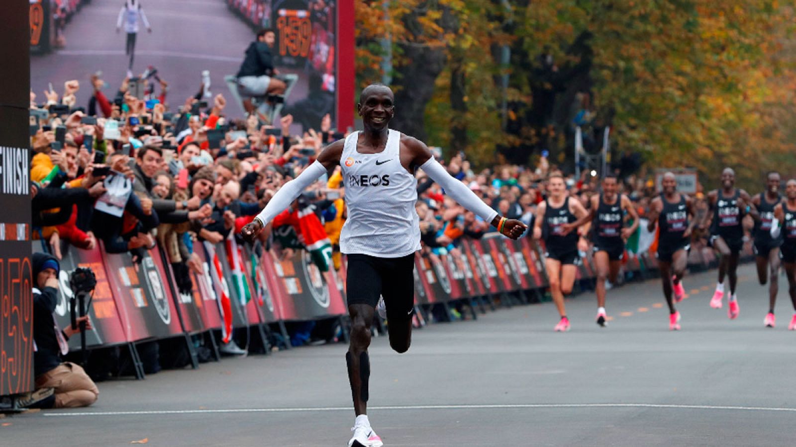 Kipchoge llega a meta tras romper la barrera de dos horas en maratón