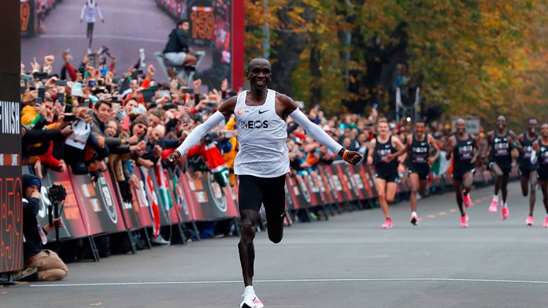 Kipchoge llega a meta tras romper la barrera de dos horas en maratón