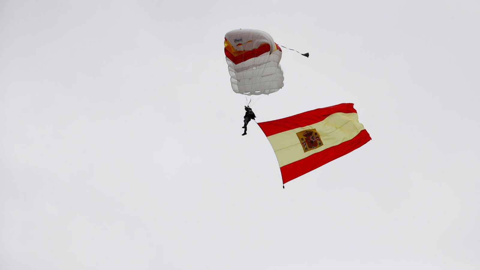 Desfile 12-O | El paracaidista que descendía con la bandera de España impacta con una farola en el desfile del 12-O