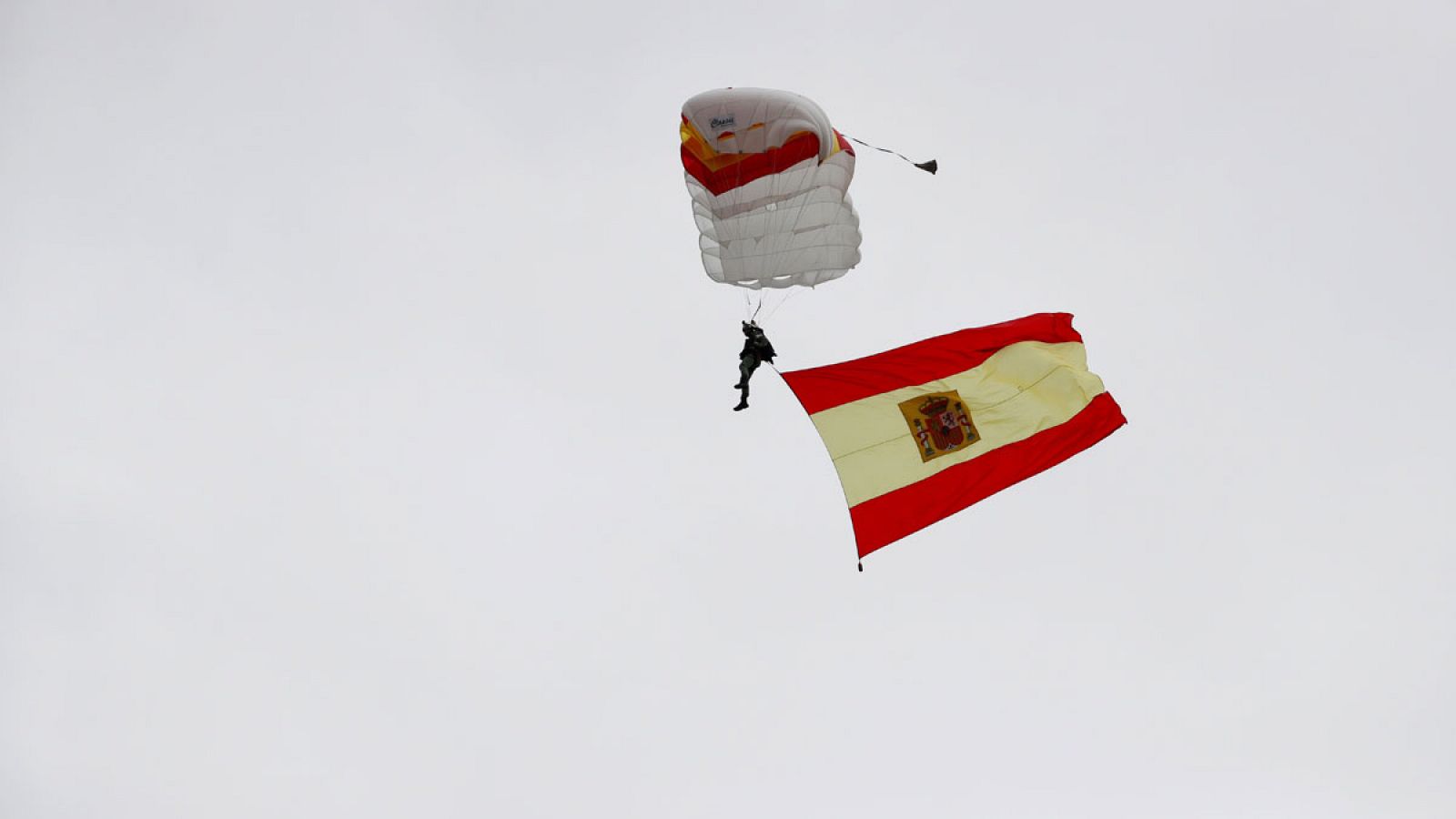 El paracaidista que descendía con la bandera de España impacta con una farola en el desfile del 12-O