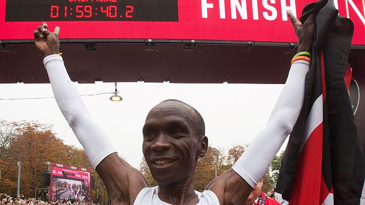 Atletismo - Todos los cambios de liebres y la llegada a meta de Eliud Kipchoge