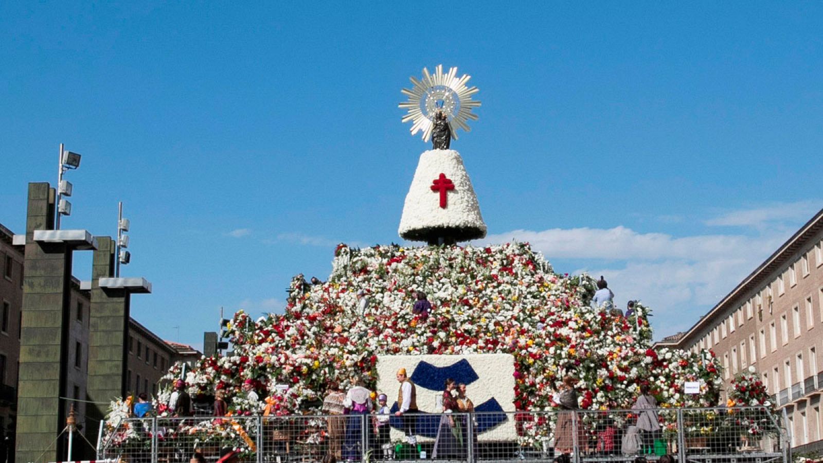 La tradicional Ofrenda de Flores a la Virgen del Pilar en Zaragoza atrae a más de 91.000 personas - RTVE.es