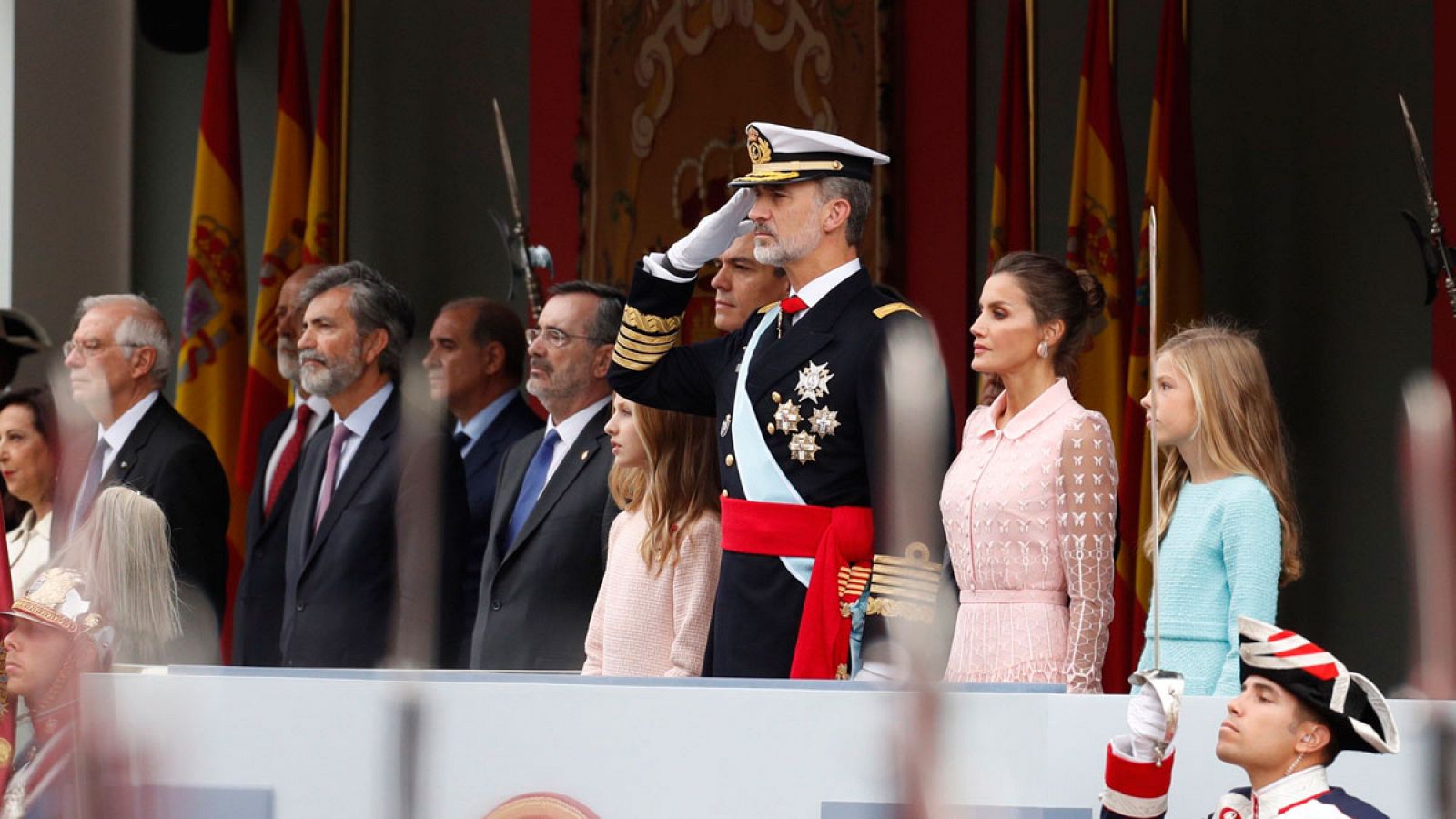 Desfile 12 de octubre: Los reyes presiden el desfile de la Fiesta Nacional, que elogia a las misiones de paz en el exterior