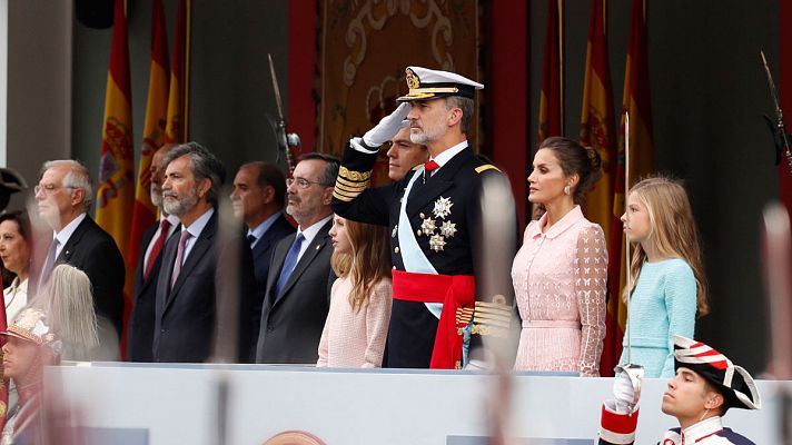 Los reyes presiden el desfile de la Fiesta Nacional, que elogia a las misiones de paz en el exterior