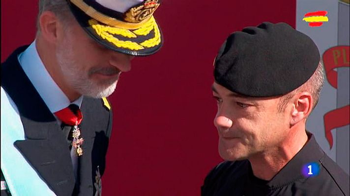 Informativo 24h - El paracaidista recibe compungido unas palabras de ánimo de los reyes tras su incidente con la farola