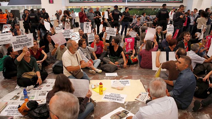 Los Mossos desalojan a la fuerza a los independentistas concentrados en la estación de Sants