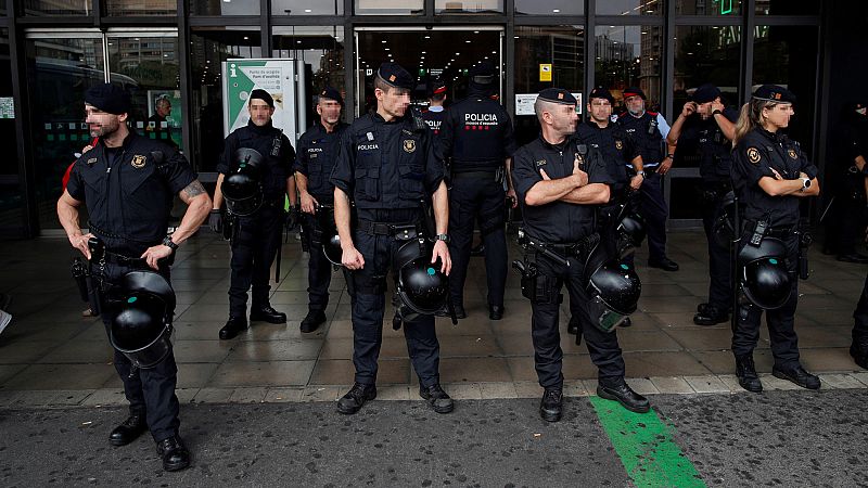 Fuerte presencia policial en la estación de Sants, que tiene limitados los accesos
