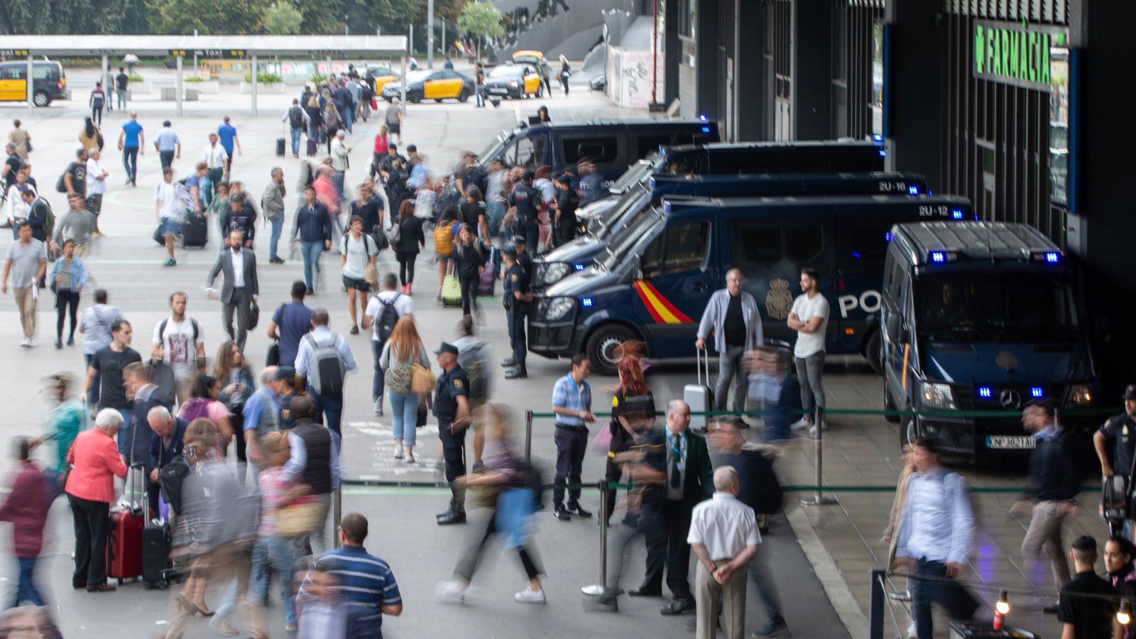 Tranquilidad en la estación de Sants, pero los manifestantes cortan la circulación en las Rodalíes