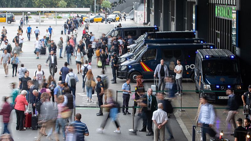 Tranquilidad en la estación de Sants, pero los manifestantes cortan la circulación en las Rodalíes