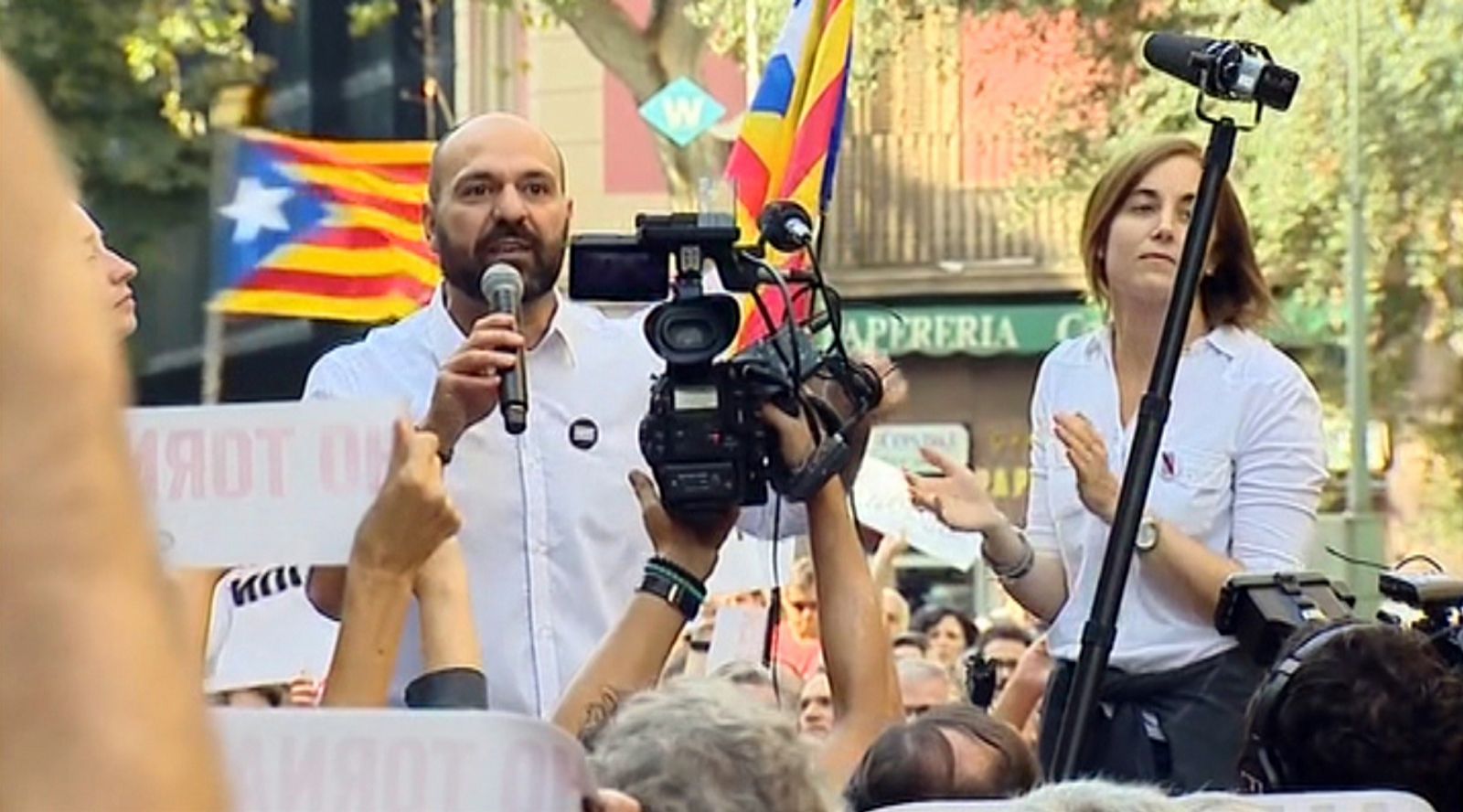 Manifestación frente a la sede de Omnium Cultural