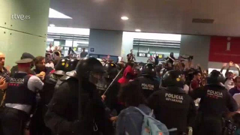 Los Mossos han cargado contra los manifestantes que intentan acceder al aeropuerto de Barcelona-El Prat, con el objetivo de paralizar la infraestructura  tras hacerse pública la sentencia del 'procés'. Tsunami Democràtic ha expedido centenares de bil