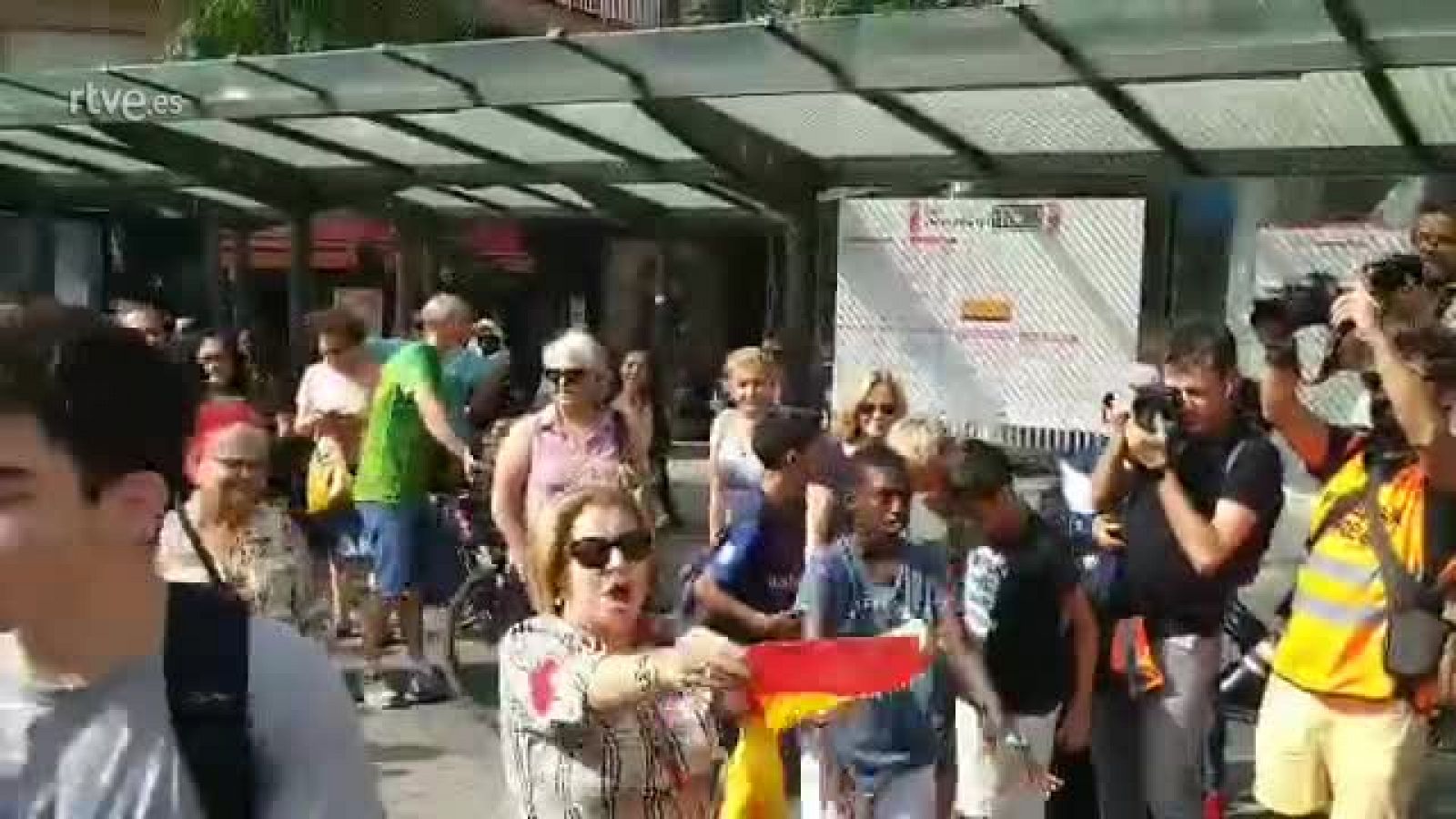 Agresión a una mujer que celebra la sentencia del 'procés' con una bandera de España