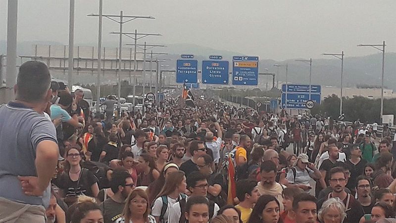 Las protestas independentistas por la sentencia del 'procés' cortan carreteras y afectan al aeropuerto de El Prat