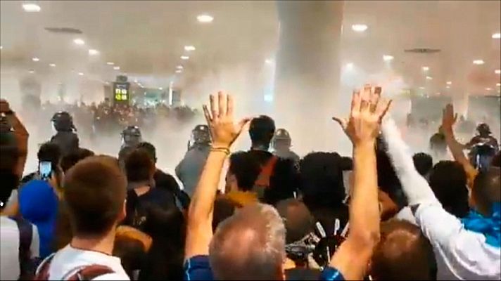 Tensión y confusión en el aeropuerto de El Prat entre policías y manifestantes