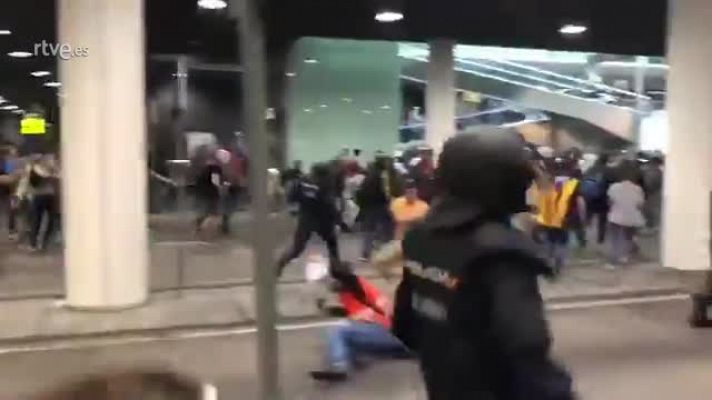 La policía carga contra los manifestantes en el aeropuerto de El Prat 