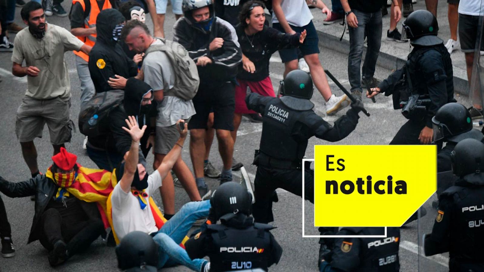 Los antidisturbios cargan contra los manifestantes independentistas en El Prat